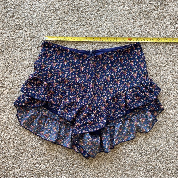 Boutique Ruffled Shorts - Picture 3 of 6